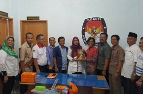 Penyerahan Cinderamata dari KIP Aceh Barat kepada KPU Medan